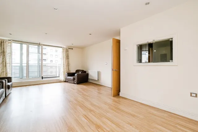 Wards Wharf Approach, London, E16, photo 2