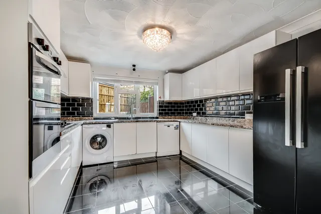 Photo 3 — 70 Pyms Road, Galleywood, Chelmsford, Essex, CM2 8PY