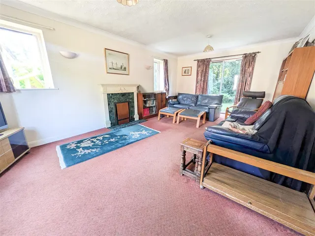 Photo 2 — Calvert Close, Uckfield, TN22 2BZ