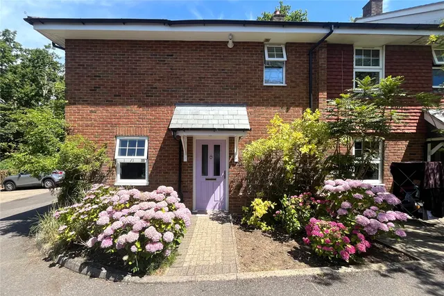 Thistledown Close, Wrecclesham, Farnham, Surrey, GU10 4AG, photo 1