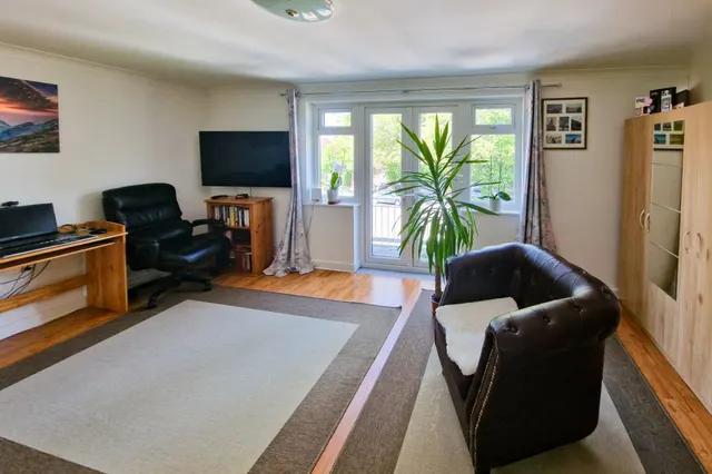 Photo 2 — 115a Aldershot Road, Guildford