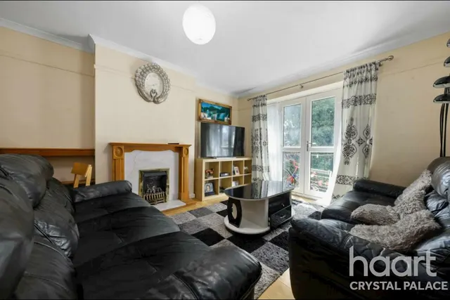 Charters Close, London, SE19, photo 1