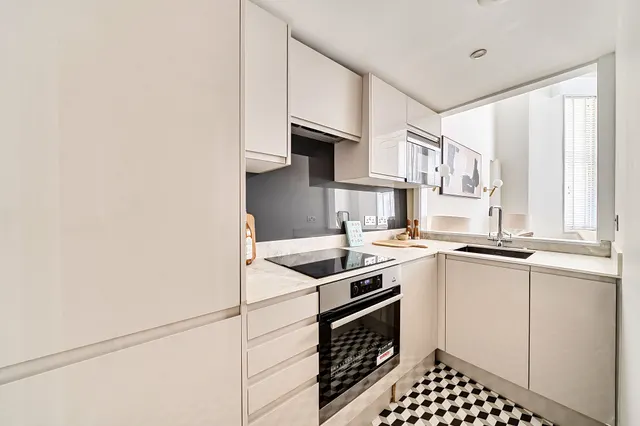 Photo 3 — Flat 2, 29 De Vere Gardens, London