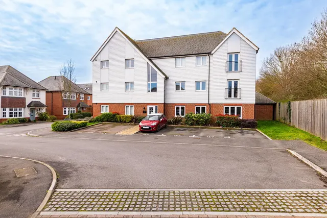 2 bedroom flat — Vellum Drive, Sittingbourne, ME10 5BD