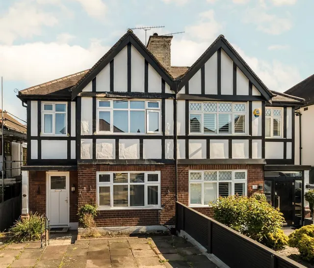 Chinnor Crescent, UB6, photo 1