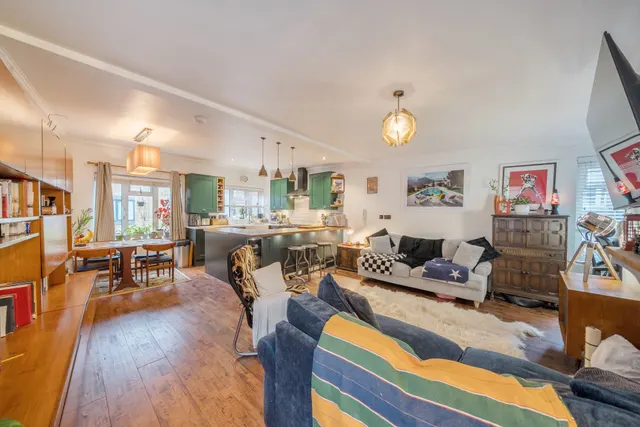 Photo 2 — Flat B, 1 Nottingham Court, London