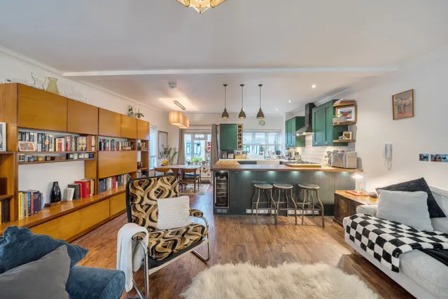 Flat B, 1 Nottingham Court, London, photo 1