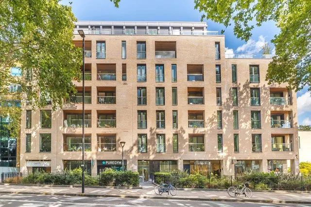 Chiswick High Road, W4, photo 1