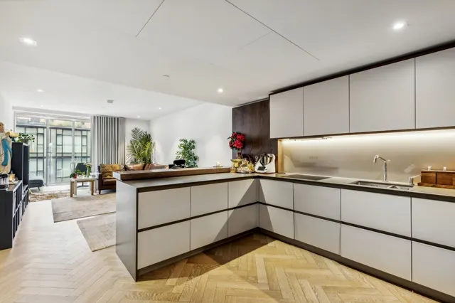Circus Road West, London, SW11, photo 1