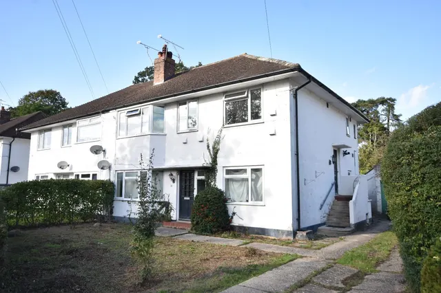 2 bedroom flat, Meadowcroft Close, Horley, RH6