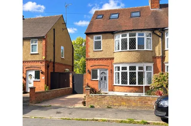 Wardown Crescent, Luton, photo 1