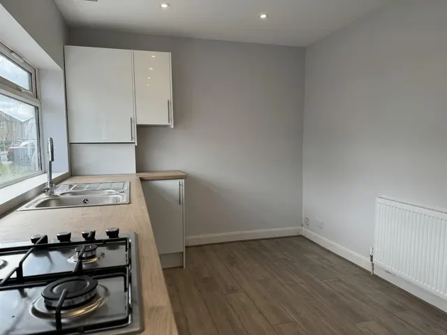 Photo 2 — Holmleigh Avenue, Dartford, Kent DA1 5AS