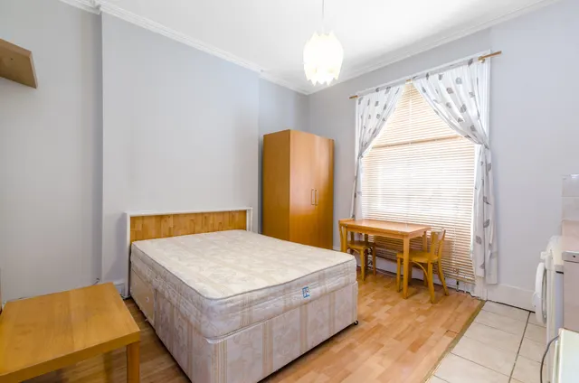 Photo 2 — Flat 10, 13 Adamson Road, London