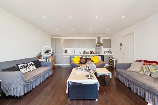 Ealing Road, Brentford, TW8, photo 3
