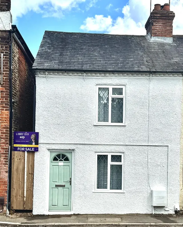 2 bedroom house — Farnborough Road, Farnham, GU9 9BD