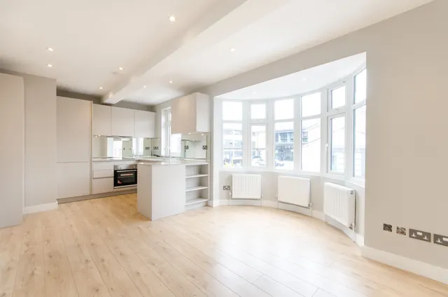 London, NW10, photo 1
