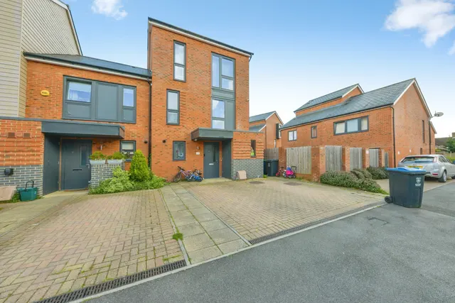 School End Crescent, Hemel Hempstead, photo 1
