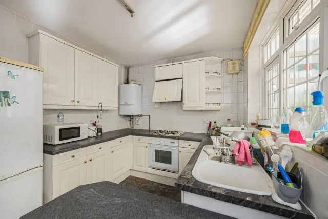 Photo 2 — Essex Road, Leyton, E10