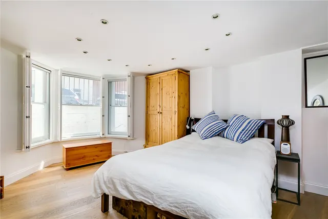 Photo 2 — Waldemar Avenue, London, SW6