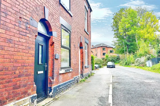 3 bedroom house, New Street, Stalybridge, SK15