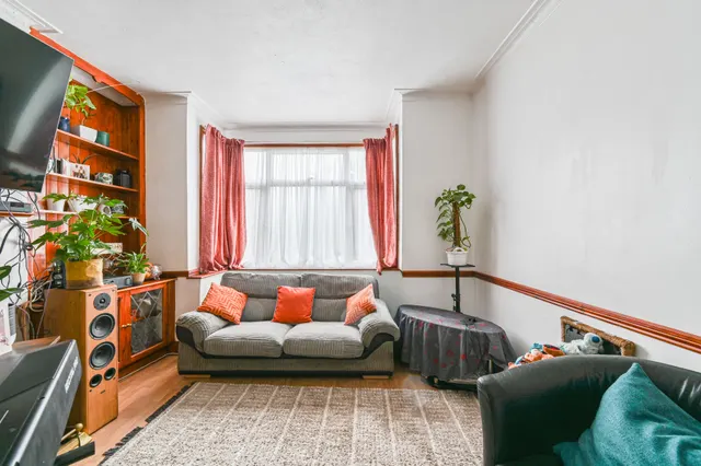 Photo 2 — 210 Eardley Road, London