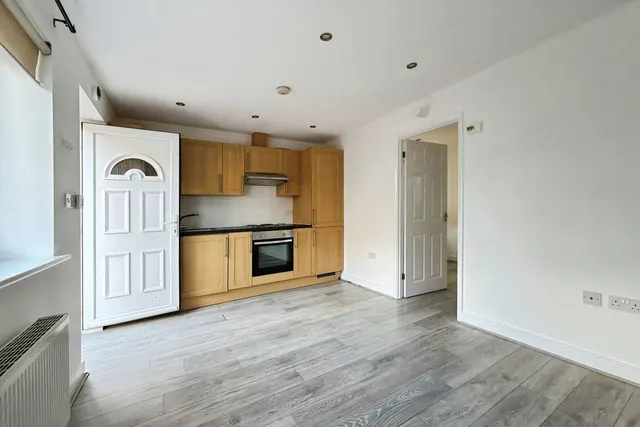 Photo 2 — Brantwood Studios, rear of 44 Brantwood Road, Luton, LU1 1JJ
