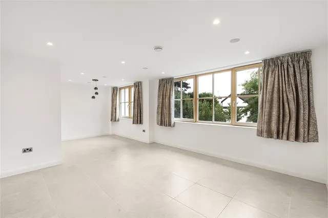 Photo 2 — Totteridge Lane, London, N20 8DX
