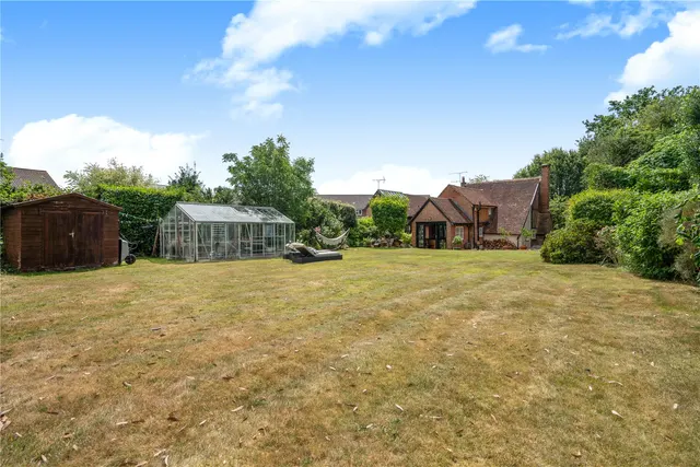 Guildford Road, West End, GU24, photo 2