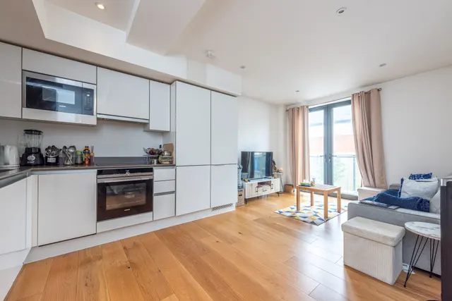 Photo 2 — Flat 3, Paulston House, 1-3 Totteridge Lane, London