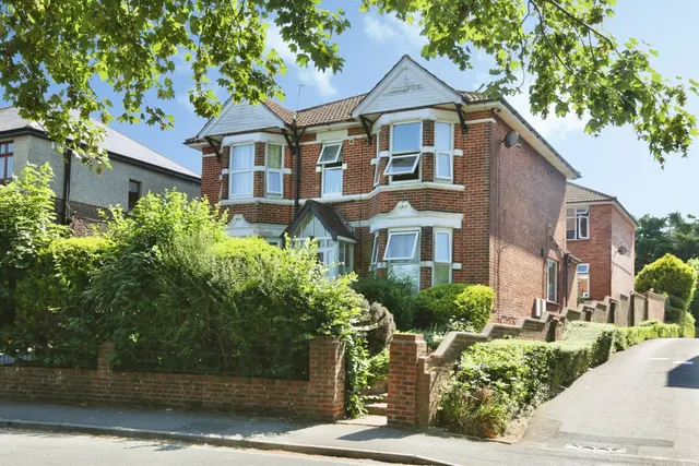 Whitworth Crescent, Southampton, photo 1