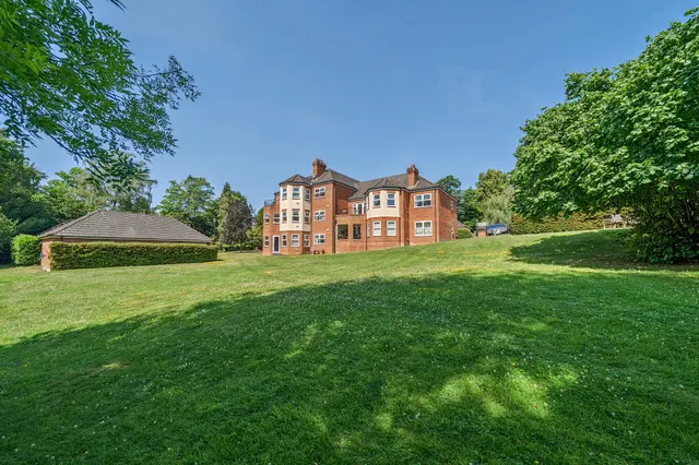 Hale Place, Farnham, GU9, photo 1