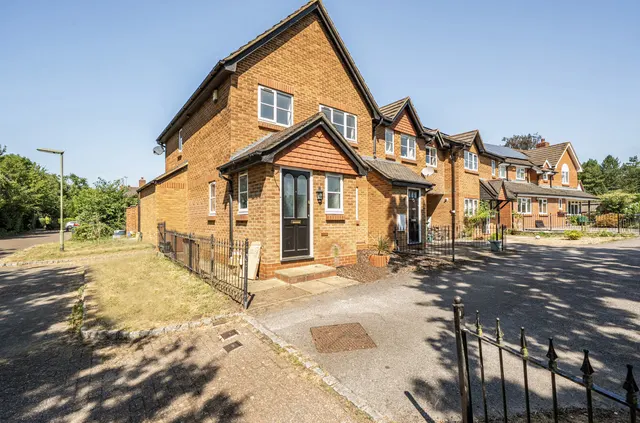 Acer Drive, West End, Woking, Surrey, GU24 9XH, photo 1