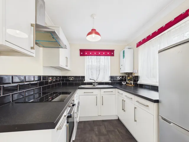Park Lane, Cosham, PO6, photo 2