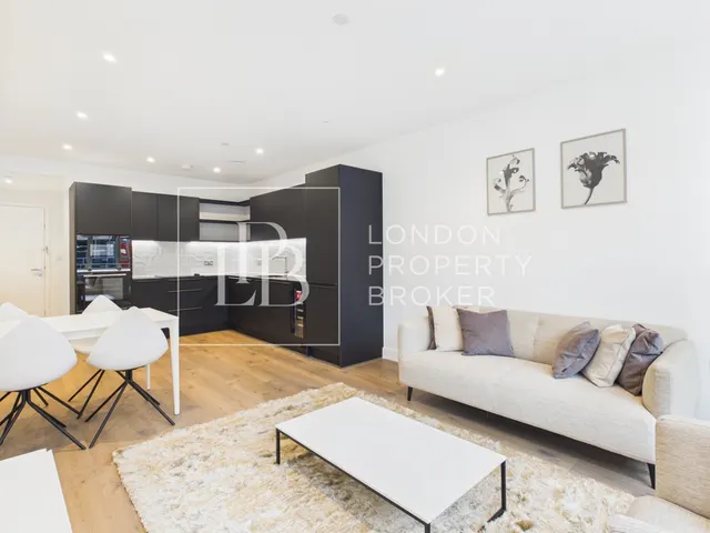 Langham Grove, London, SE28, photo 2