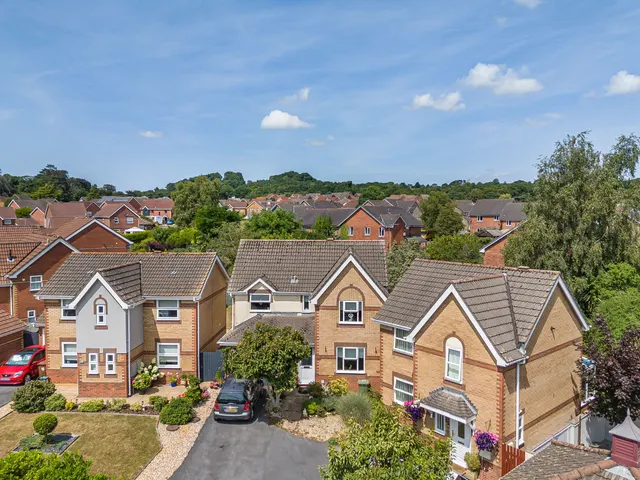 4 bedroom house — Maes Ty Gwyn, Llangennech, Llanelli, SA14 8XY