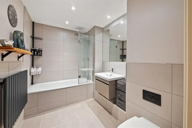 Garden Court, West Drayton, photo 2