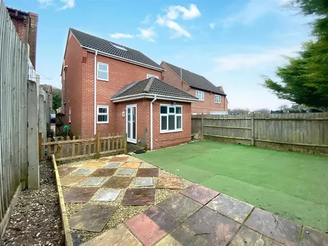 Photo 3 — Lovage Way, Waterlooville