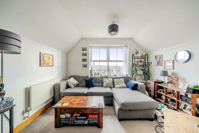 Photo 3 — 25 Kew Court, Richmond Road, Kingston upon Thames