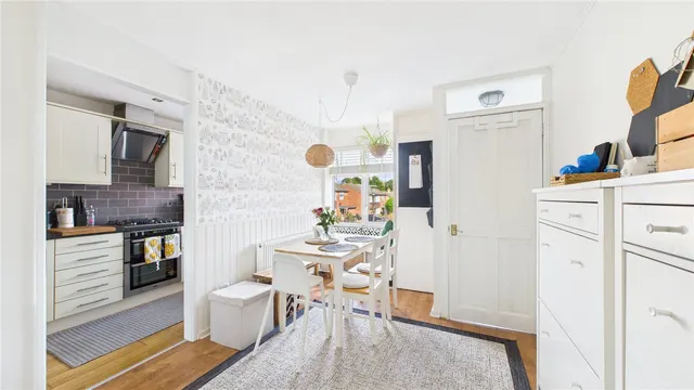 Windsor Court Road, Chobham, GU24, photo 3