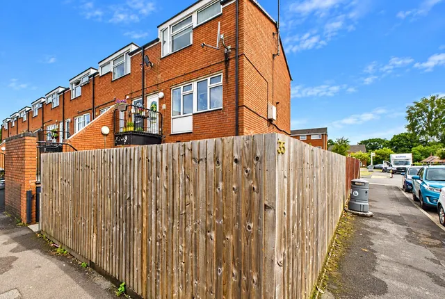 Windsor Court Road, Chobham, GU24, photo 1