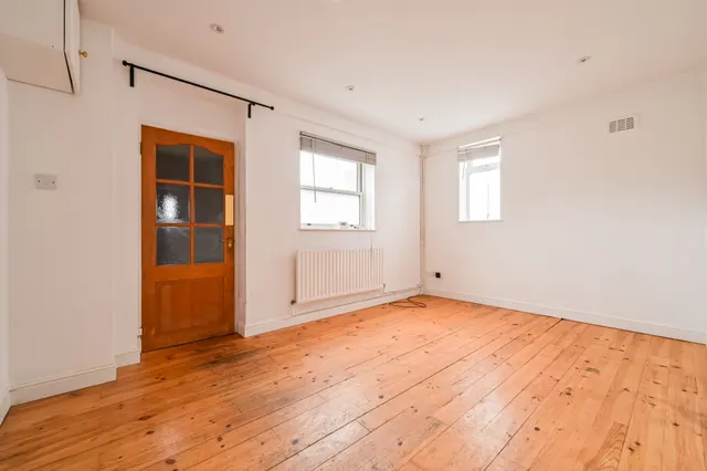 107 Grove Road, London, photo 1