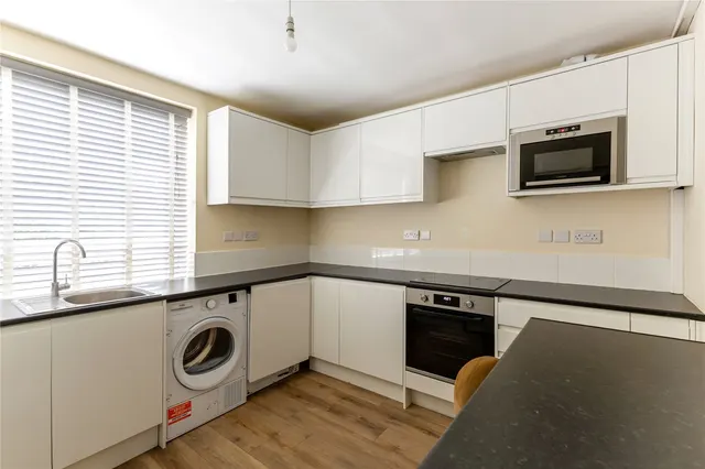 Photo 2 — Salisbury Court, Thornton Avenue, Chiswick, W4