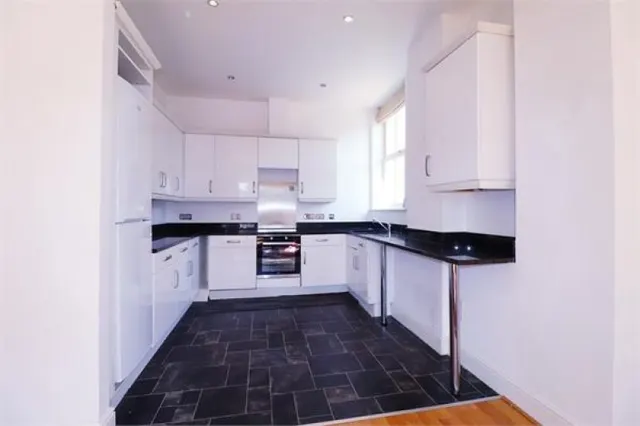 Photo 3 — Sloane Court, 28 The Grove