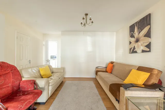 Photo 2 — 37 Toorack Road, Harrow