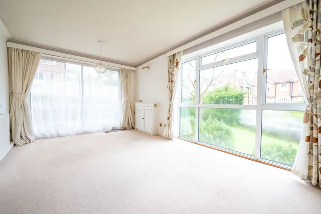 Photo 2 — 1 Sycamore Court, 54 Harvey Road, Guildford