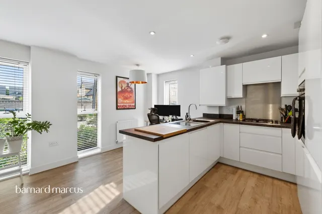Photo 3 — Tala Close, Surbiton