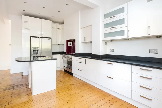 Photo 3 — Coldfall Avenue, London, N10