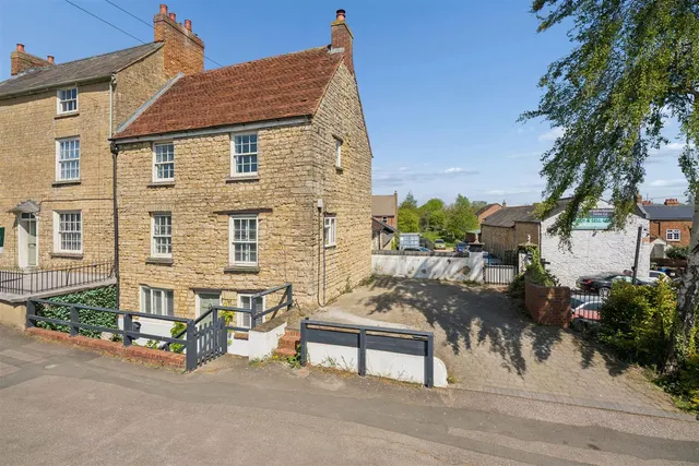 Towcester Road, Old Stratford, photo 1