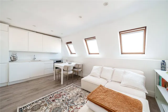 Lower Richmond Road, London, SW15, photo 1