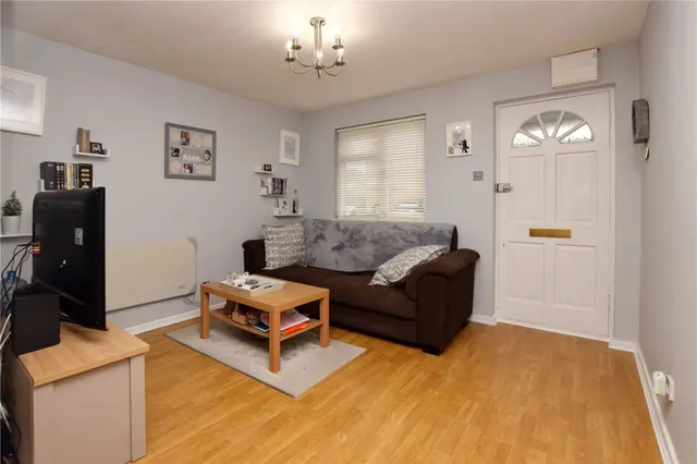 Photo 2 — 16 Mortimer Close, Bushey